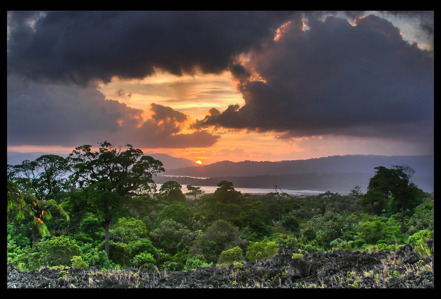 Un-coucher-de-soleil-au-Costa-Rica-–-Coince-a